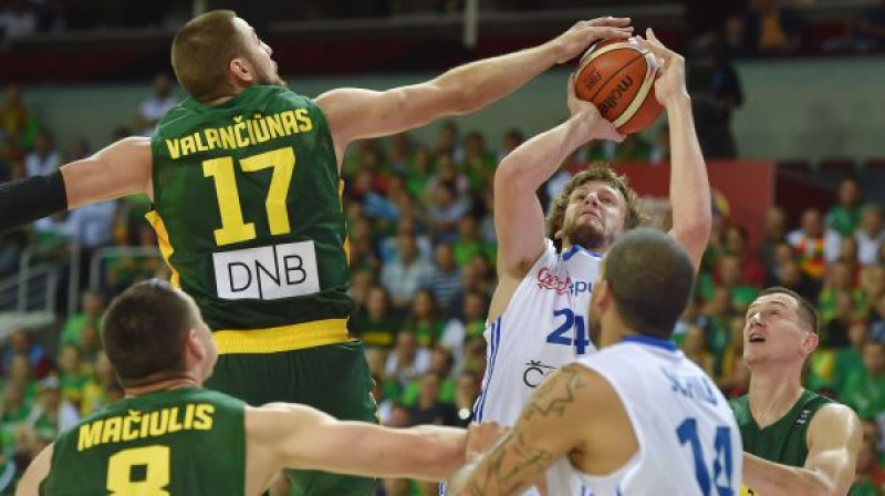 Jans Veselijs pret Jonu Valančūnu
Foto: AFP/Scanpix