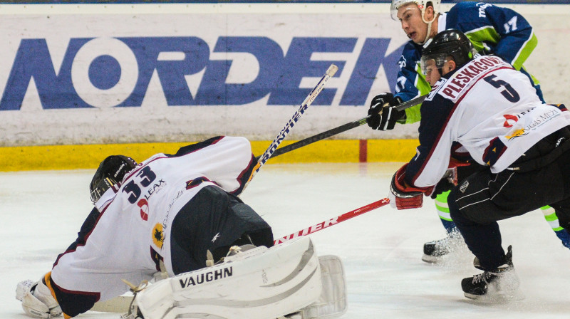 Elvis Želubovskis cenšas pārspēt HK "Prizma" vārtsargu Edgaru Lūsiņu.
Foto: HK Mogo