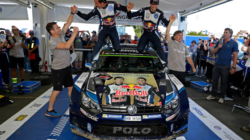 Sebastjans Ožjē līksmo kopā ar stūrmani un komandu
Foto: Volkswagen Motorsport