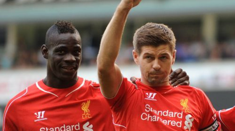 Mario Balotelli un Stīvens Džerards
Foto: AFP/Scanpix