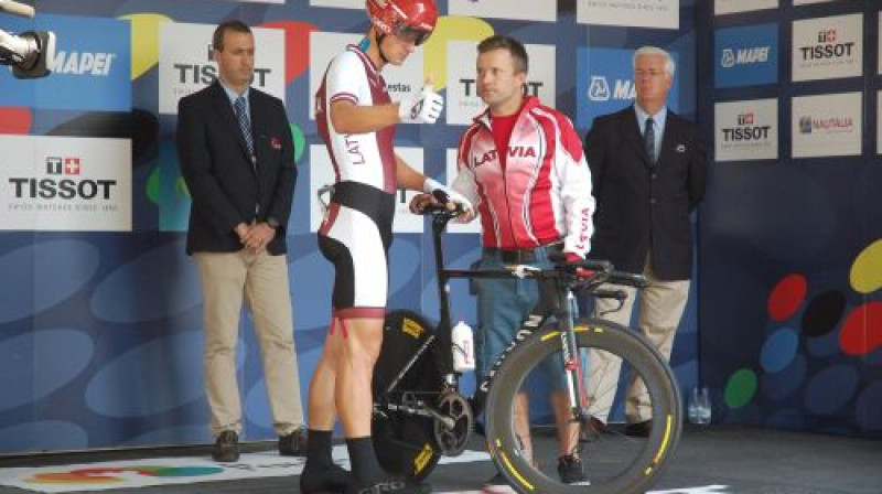 Gatis Smukulis (otrais no kreisās) gatavojas startam
Foto: Linards Veide