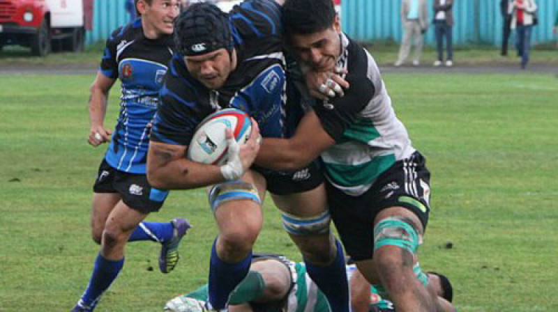 Uldis Saulīte (ar bumbu) abu komandu vienā no šīs sezonas tikšanās reizēm.
Foto: enisei-stm.ru