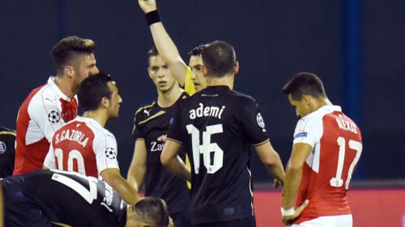 Olivjē Žirū Zagrebā saņem sarkano kartīti
Foto: AFP/Scanpix