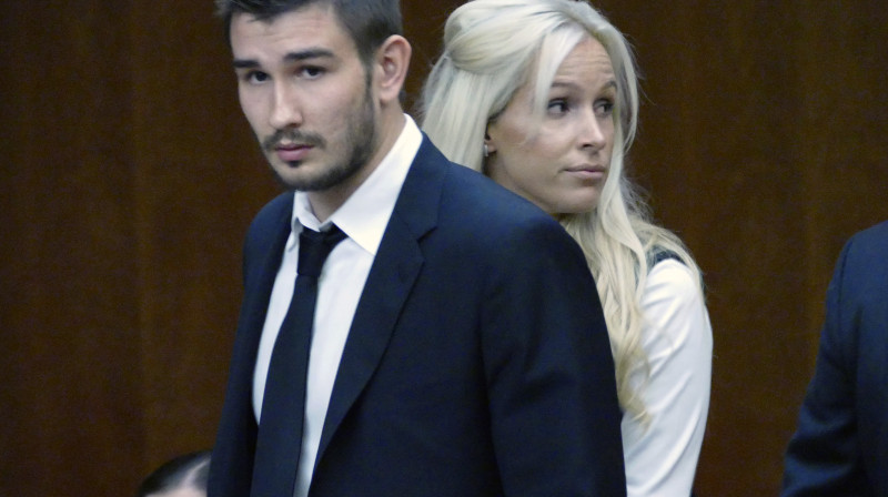 Vjačeslavs Vojnovs un viņa sieva Marta Varlamova tiesas zālē 
Foto: AFP/Scanpix