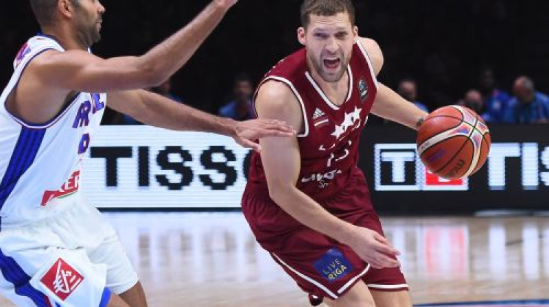Jānis Strēlnieks pret Franciju un Toniju Pārkeru guva 14 punktus un atdeva septiņas piespēles. Kā būs šodien pret Grieķiju?
Foto: AFP/Scanpix
