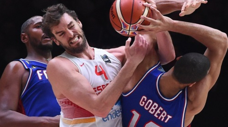Pau Gazols pret Rudiju Gobēru
Foto: AFP/Scanpix