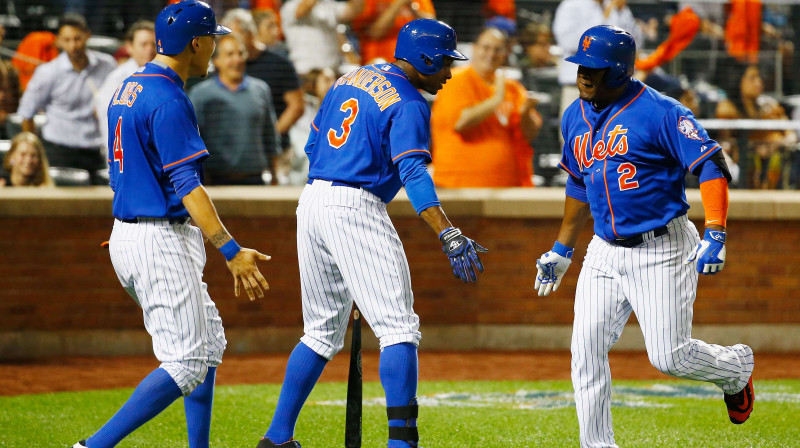 Ņujorkas "Mets" apsveic Huanu Uribi ar veiksmīgo sitienu.
Foto: AFP/Scanpix