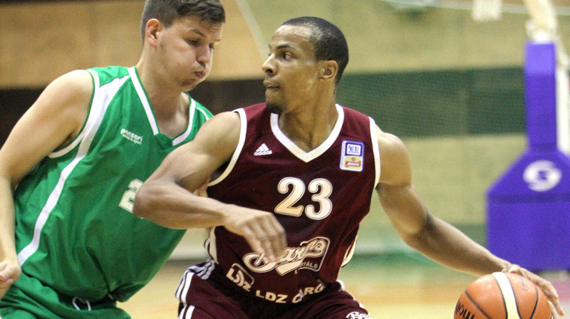 "Barons/LDz" basketbolists Klifs Kolimons (pa labi) uzbrukumā spēlē pret "Valku/Valgu"
Foto: Renārs Buivids