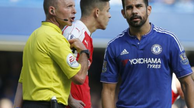 Spēles galvenais tiesnesis Maikls Dīns, Gabriels un Djēgo Košta
Foto: AP/Scanpix