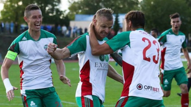 Deniss Ivanovs tiek sveikts pēc vārtu guvuma Kurzemes derbijā
Foto: Mārtiņš Sīlis