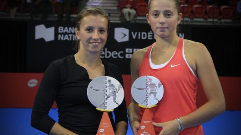 Annika Beka un Aļona Ostapenko
Foto: Pascal Ratthé
