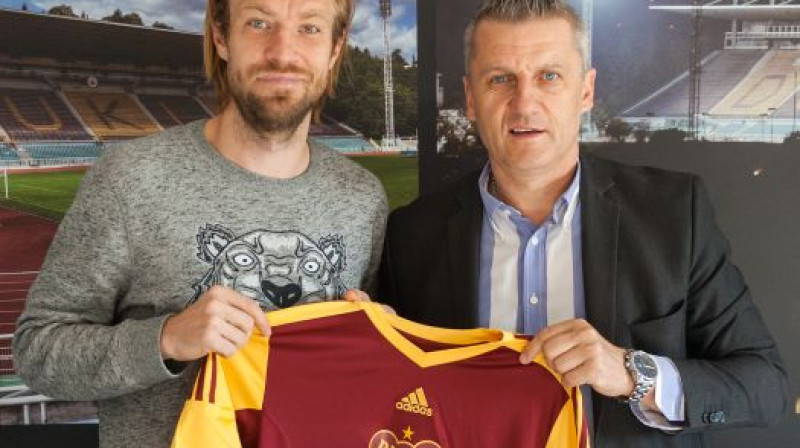 Kaspars Gorkšs ar "Dukla" izpilddirektoru Mihalu Šrameku
Foto: www.fkdukla.cz
