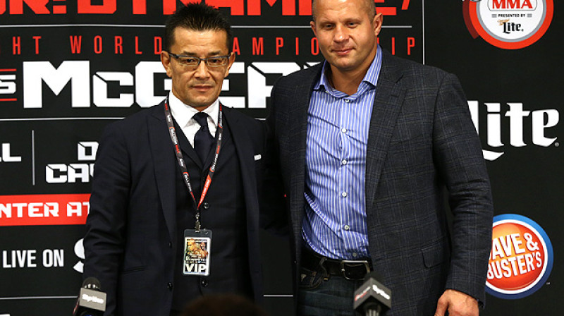 Fjodors Jemeļjaņenko (no labās) kopā ar bijušo PRIDE šefu Nabujuki Sakakibara
Foto: sherdog.com