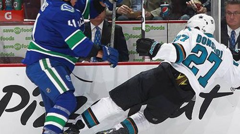 Ronalds Ķēniņš izpilda spēka paņēmienu spēlē pret "Sharks"
Foto: Vancouver Canucks