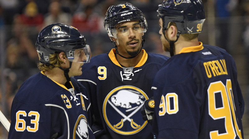 Viena no "Sabres" jaunās sezonas triecienmaiņām - Tailers Eniss, Evanders Keins un Raiens O'Railijs.
Foto: AFP/Scanpix