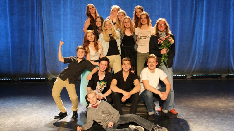Latvijas Jaunatnes teātra bērnu un jauniešu teātra studijas vecākā grupa ar režisoru un Aktiermeistarības pasniedzēju Jāni Mūrnieku