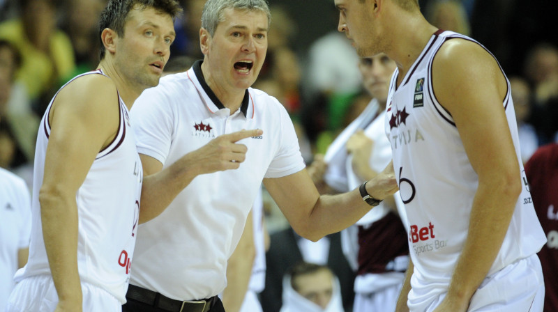 Ainars Bagatskis ar Kristapu Janičenoku un Rolandu Freimani
Foto: Romāns Kokšarovs, f64