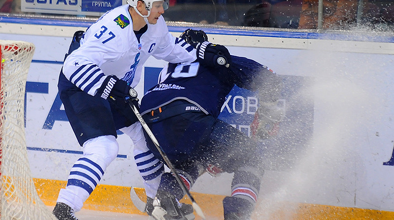 Oskars Bārtulis cīņā pie apmales 
Foto: hcadmiral.ru