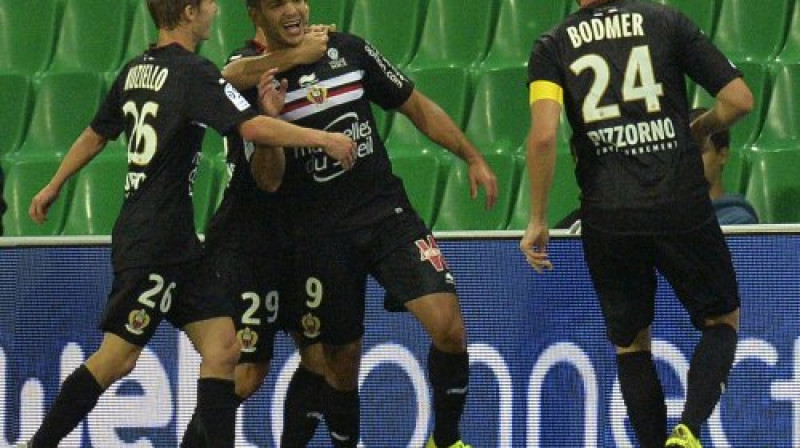 Hatems Ben Arfa (nr. 9) tiek sveikts ar vārtu guvumu
Foto: AFP/Scanpix