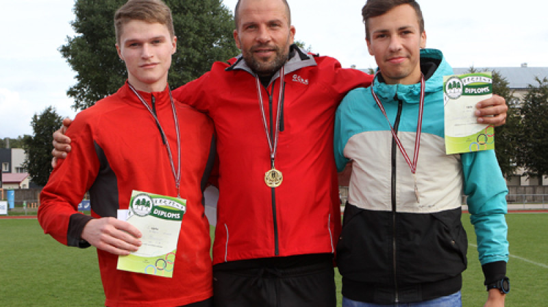 Uzvarētāji vīriešu grupā: Artūrs Makars (no kreisās), Normunds Ivzāns un Raivo Saulgriezis
Foto: Ritvars Raits