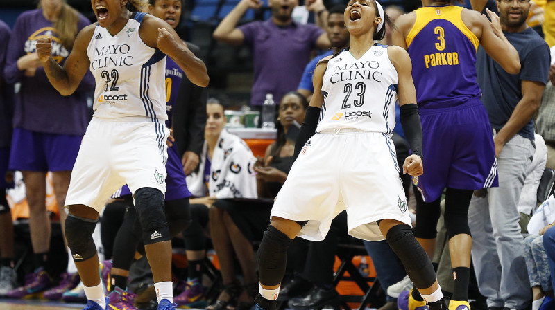 Maja Mūra (pa labi) Rietumu pusfināla trešajā spēlē pret "Los Angeles Sparks"
Foto: AP/Scanpix