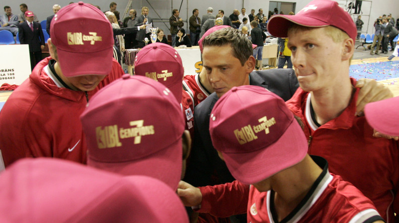 2006. gada sezonā Kārlis Muižnieks izcīnīja pagaidām pēdējo LBL zeltu kopā ar BK Ventspils.
foto: Romāns Kokšarovs (Sporta Avīze)