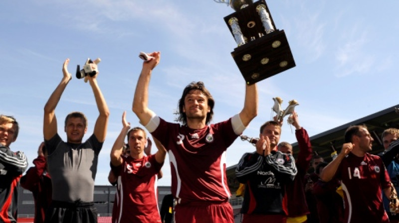 Vitālijs Astafjevs ar 2008.gadā izcīnīto Baltijas kausu
Foto: Romāns Kokšarovs (f64)