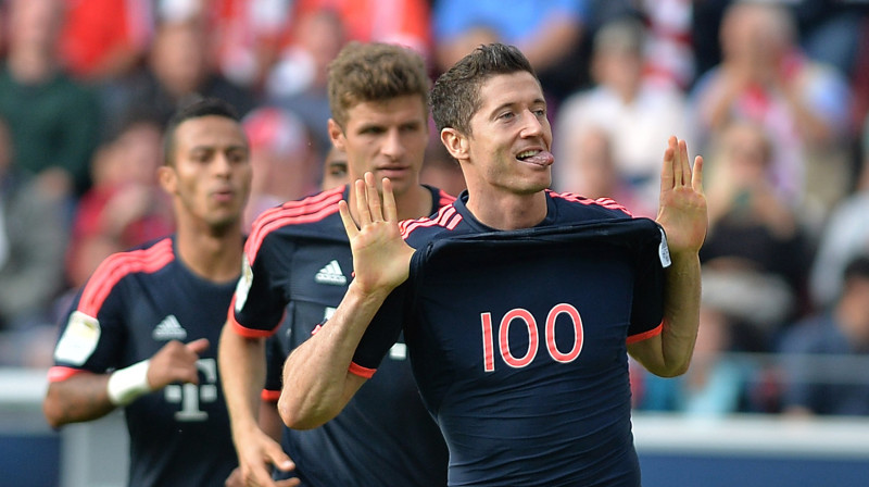 "Bayern" poļu uzbrucējs Roberts Levandovskis iepriekšējā mačā guva 100. vārtus Bundeslīgas karjerā. 
Foto: AFP/Scanpix