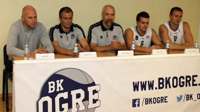 BK "Ogre" valdes loceklis G.Sīviņš (no kreisās), komandas galvenais treneris E.Teteris, kluba prezidents Artūrs Mangulis, kā arī spēlētāji M.Vītols un M.Hlebovickis
Foto: Ritvars Raits
