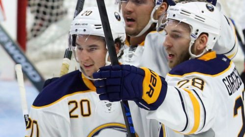 Zemgus Girgensons (pa labi)
Foto: AP/Scanpix