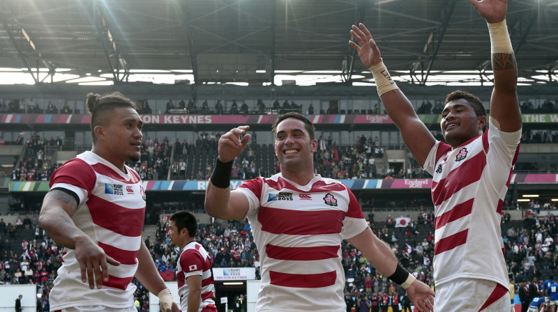 Japānas regbija izlases spēlētāji Pasaules kausā priecājas par uzvaru pār Samoa.
Foto: AFP/Scanpix