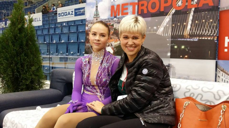 Angelīna Kučvaļska un trenere Jekaterina Platonova 
Foto: Daiļslidošanas klubs "Kaskads"