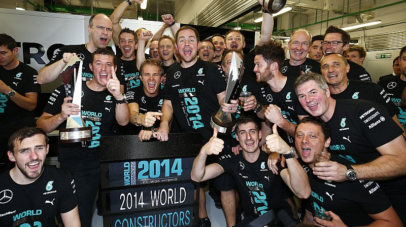 ''Mercedes'' komanda līksmo pēc titula izcīnīšanas ražotāju ieskaitē
Foto: motorsport.com