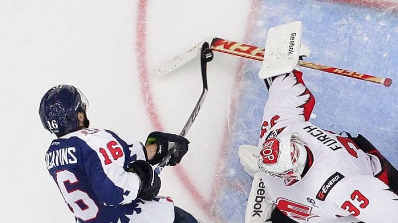 Kaspars Daugaviņš apspēlē Omskas vārtsargu
Foto: hctorpedo.ru