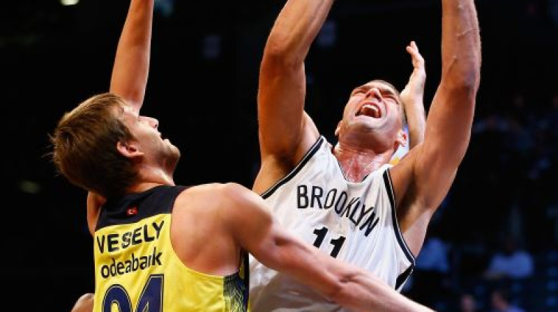 Jans Veselijs pret Bruku Lopesu
Foto: AFP/Scanpix