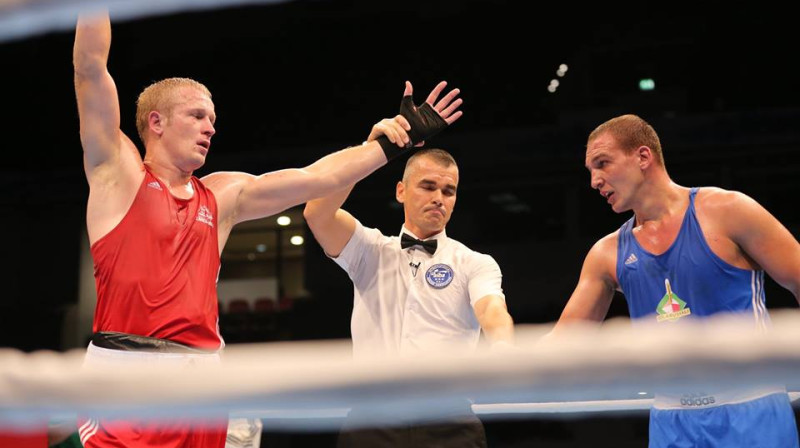 Nikolajs Grišuņins (no kreisās) uzvarā pār Sergeju Karņejevu
Foto: aiba.org