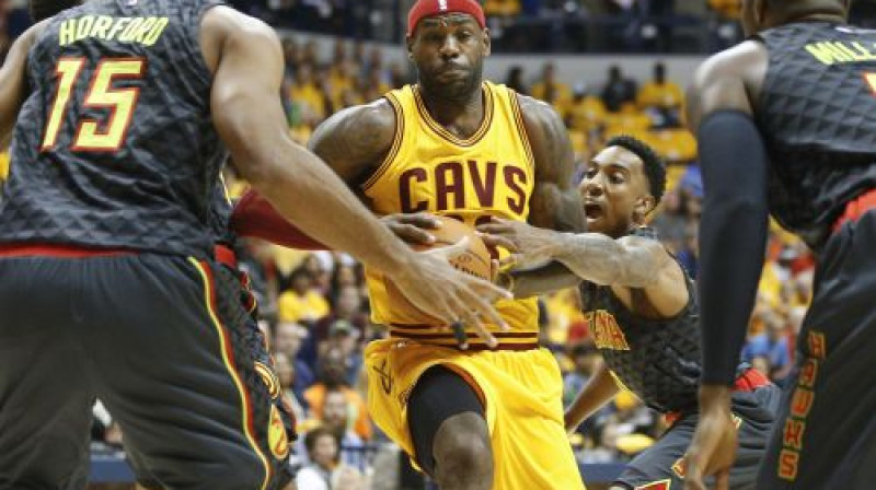 Lebrons Džeimss "Hawks" aizsardzības ielenkumā
Foto: AP/Scanpix