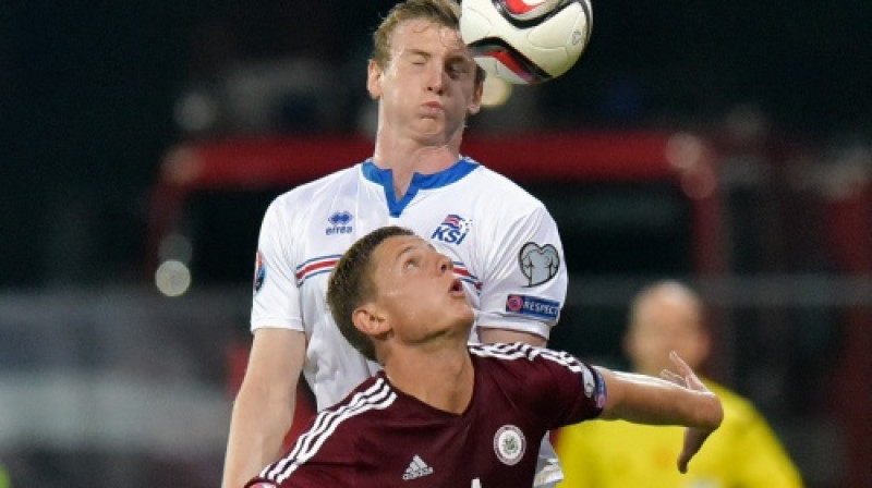 Jons Bedvarsons pret Kasparu Dubru
Foto: AFP/Scanpix