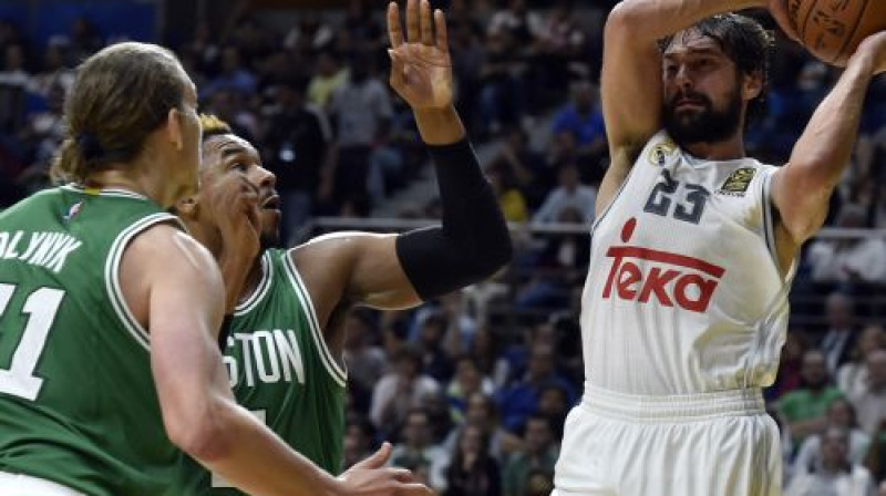 Serhio Juļs pret "Celtics" aizsardzību
Foto: AFP/Scanpix