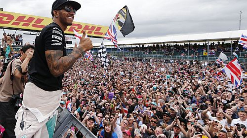 Luiss Hamiltons un līdzjutēji Silverstounā
Foto: SIPA/Scanpix