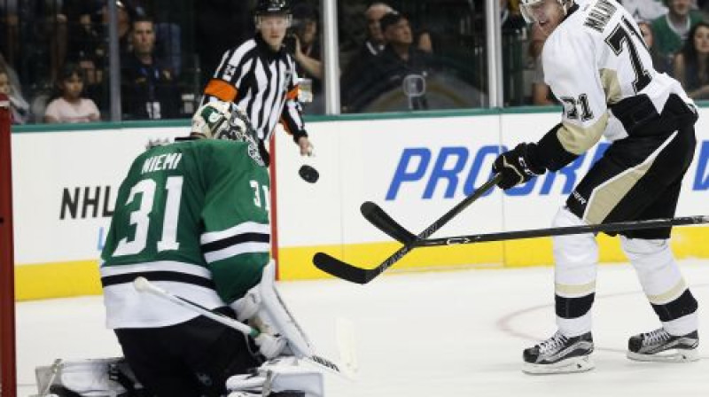 Anti Niemi pret Jevgeņiju Malkinu
Foto: AP/Scanpix