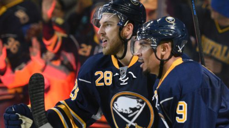 Zemgus Girgensons un Evanders Keins
Foto: AP/Scanpix