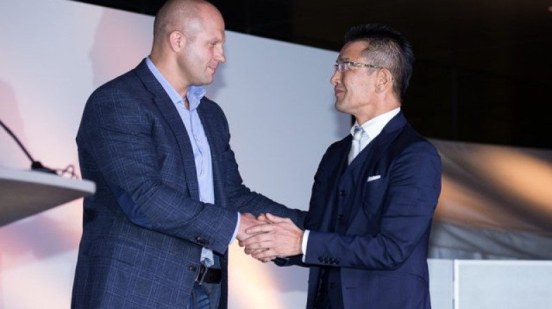 Fjodors Jemeļjaņenko (no kreisās) ar Nobujuki Sakakibaru
Foto: sherdog.com