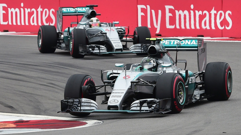 Niko Rosbergs un Lūiss Hamiltons otro gadu pēc kārtas nodrošināja "Mercedes" komandai Konstruktoru kausu. 
Foto: AFP/Scanpix