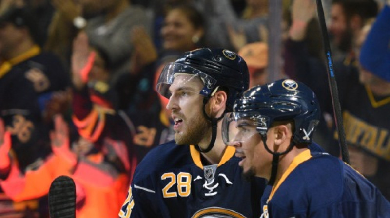 Zemgus Girgensons un Evanders Keins
Foto: AP/Scanpix
