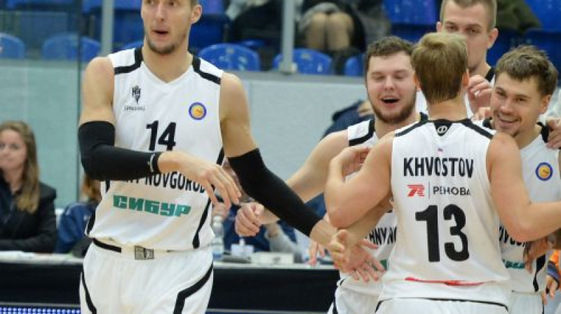 Kaspars Bērziņš ar komandas biedriem
Foto: Nn-basket.ru