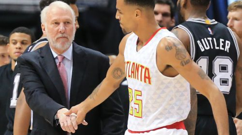 Gregs Popovičs apsveic Tābo Sefološu ar atgriešanos laukumā
Foto: AP/Scanpix