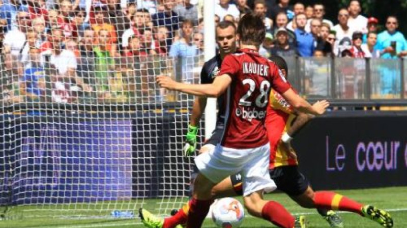 Jānim Ikauniekam cīņā ar aizsargu izklupienā neizdevās izmantot labu izdevību
Foto: FCMetz.com