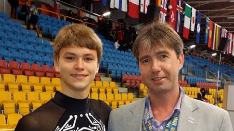 Deniss Vasiļjevs un treneris Aleksejs Urmanovs
Foto: Sergejs Vasiļjevs, Latvijas Slidošanas asociācija