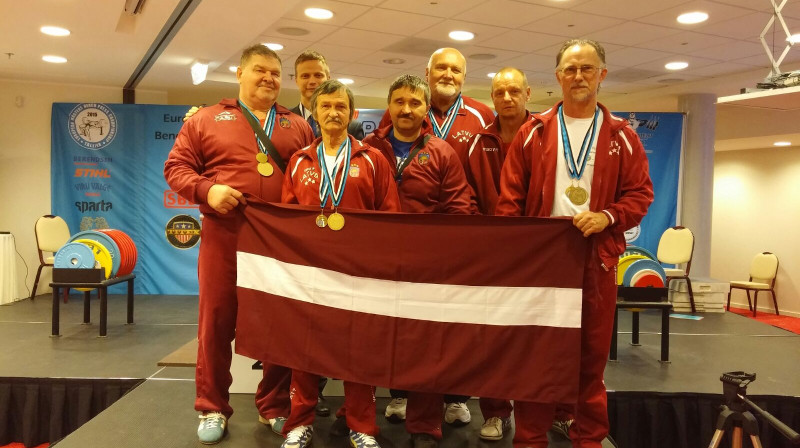 Foto: Latvijas izlase nepilnā sastāvā. No kreisās: Dainis Reinholds, Starptautiskās klases tiesnesis Raivo Lapiņš, Jevgēņijs Vorobjovs,Latvijas Pauerliftinga federācijas galvenais...